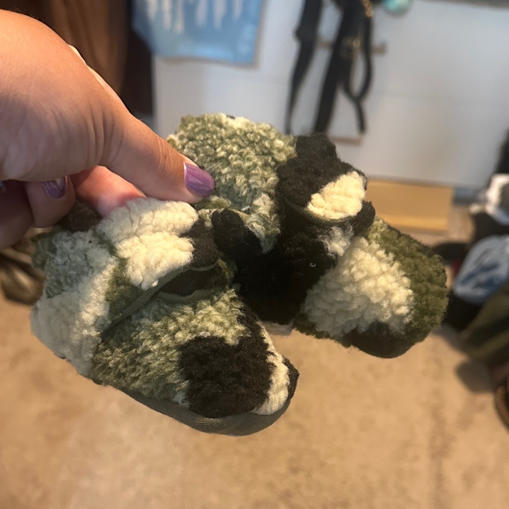 Robeez 12-18mo Camouflage Fleece Baby Booties
